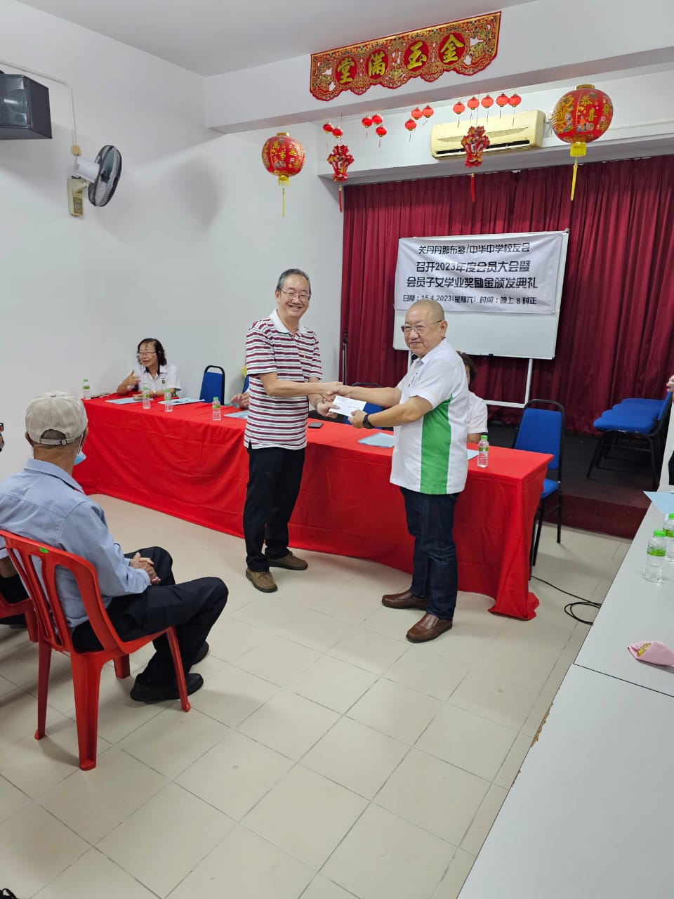 7 本会 主席冯运国市议员颁发奖励金予得奖学生代表 (2)