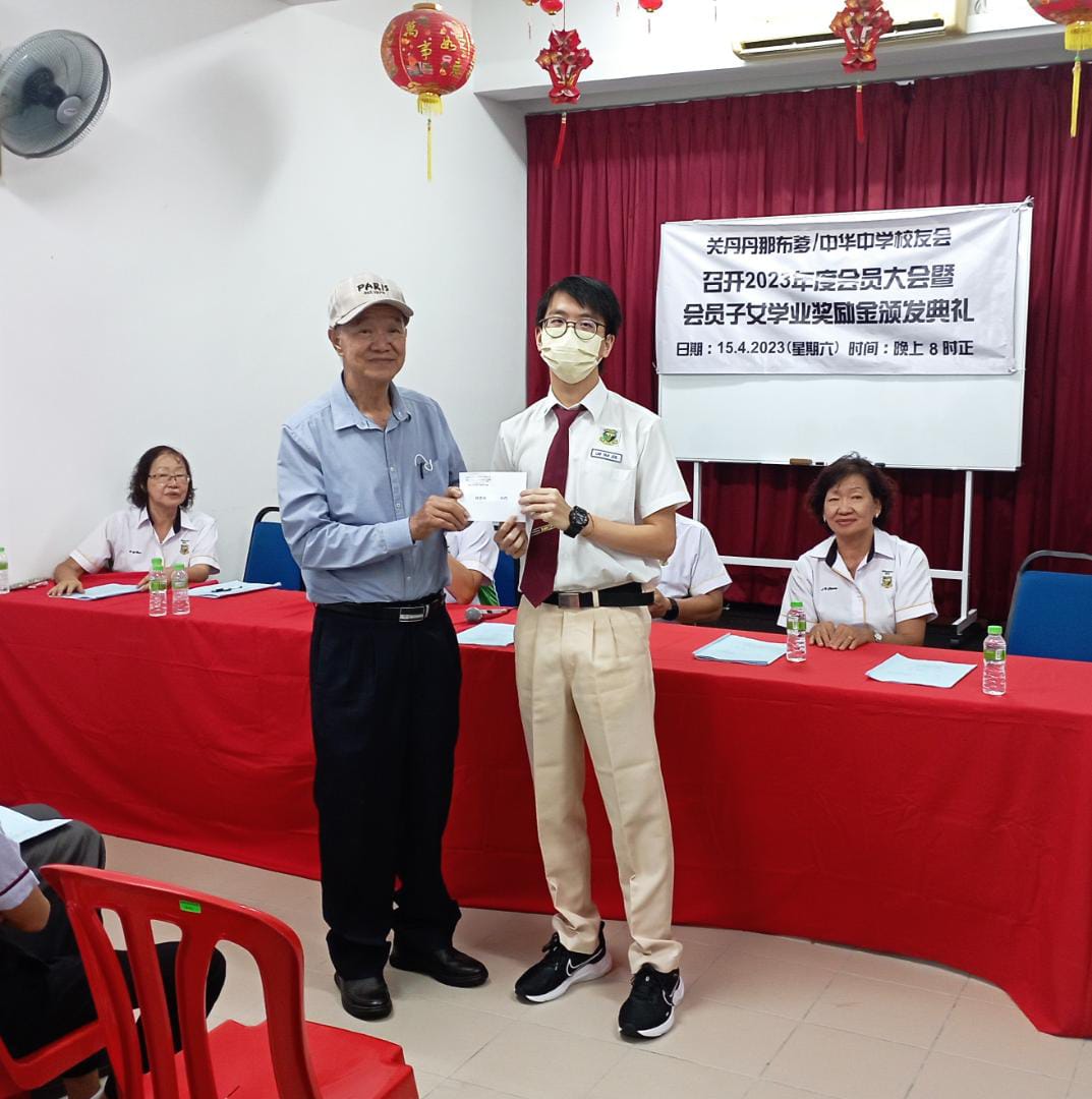 8 家协主席Dato朱颁发奖励金予得奖学生