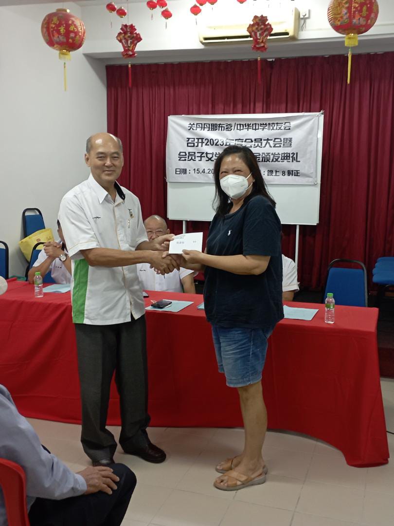 8 本会执行顧問潘家彪颁发奖励金予得奖学生代表 (2)