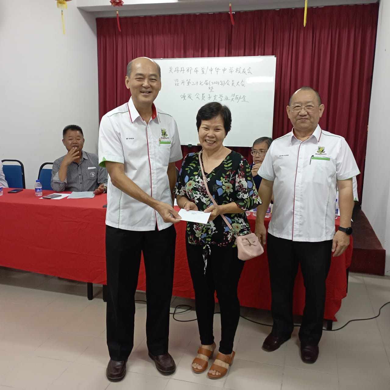 本会执行顧問潘家彪颁发奖励金予得奖学生家长代表