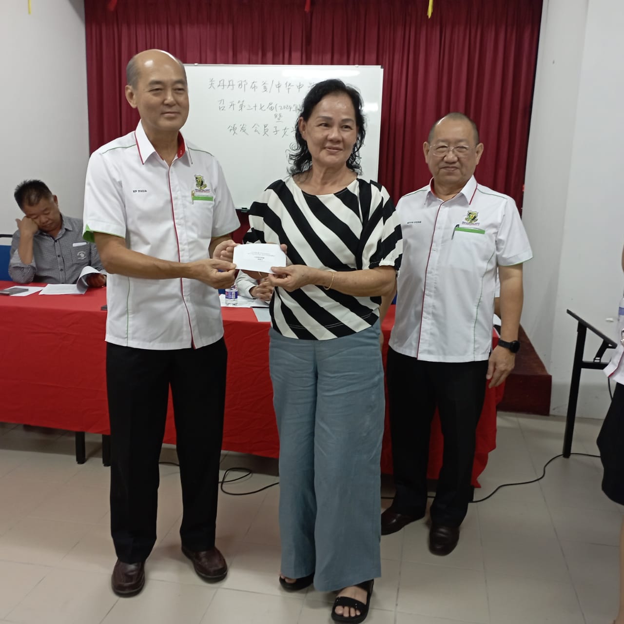 本会执行顧問潘家彪颁发奖励金予得奖学生家长代表 (2)