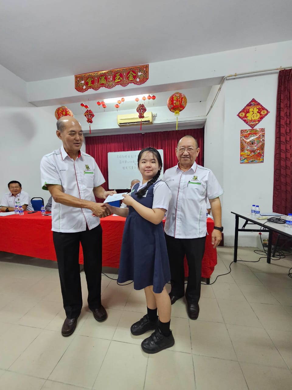 本会执行顧問潘家彪颁发奖励金予得奖学生 (7)