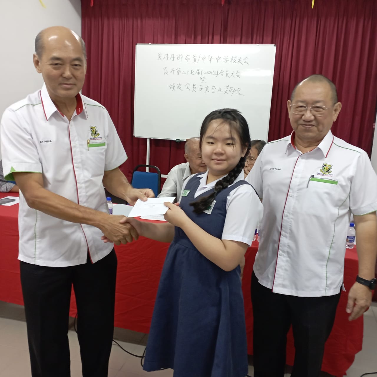 本会执行顧問潘家彪颁发奖励金予得奖学生 (4)