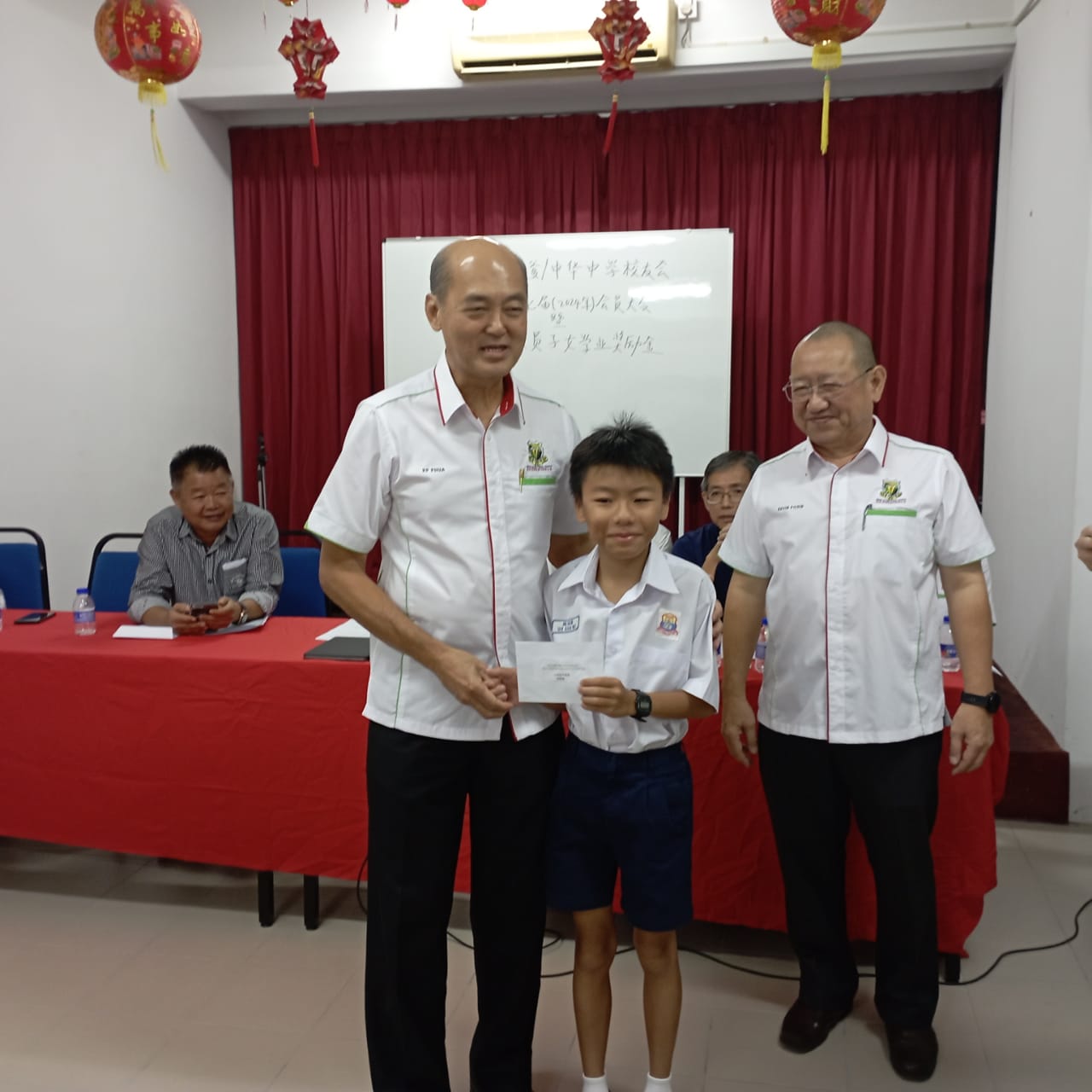 本会执行顧問潘家彪颁发奖励金予得奖学生 (3)