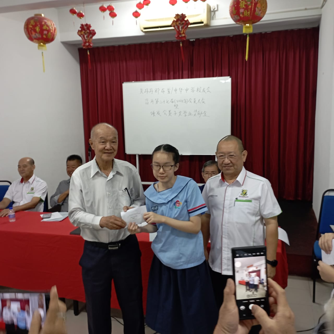 名誉董事长拿督朱源安颁发奖励金予得奖学生