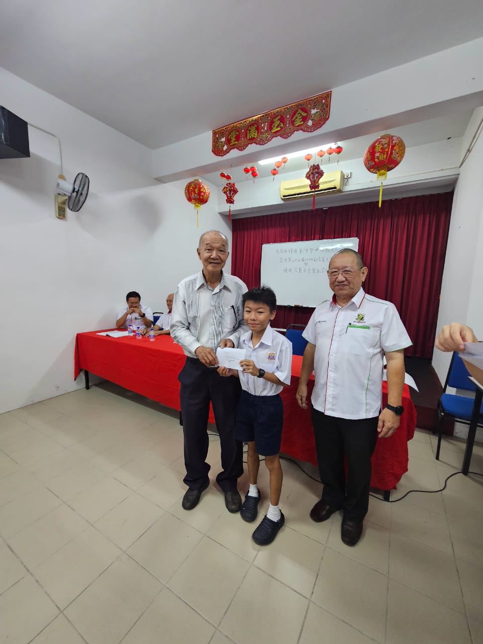 名誉董事长拿督朱源安颁发奖励金予得奖学生 (4)