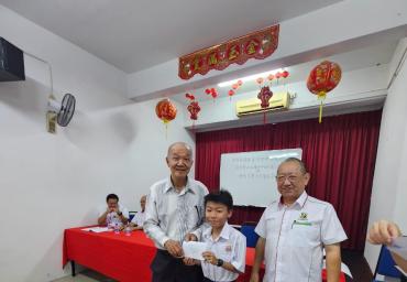 名誉董事长拿督朱源安颁发奖励金予得奖学生 (4)