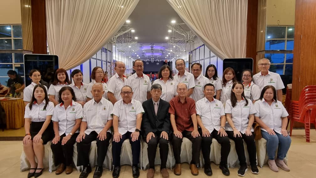 1关丹丹那布爹中学关丹中华中学校校友会第28届理事会团体照，左起：蔡诗婷、郑桠凤、陶启联、主席冯运国、陈克已、潘家彪、黎国幸、朱淑萍、汤美玲。