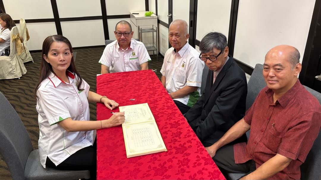 5.04 秘书朱淑萍