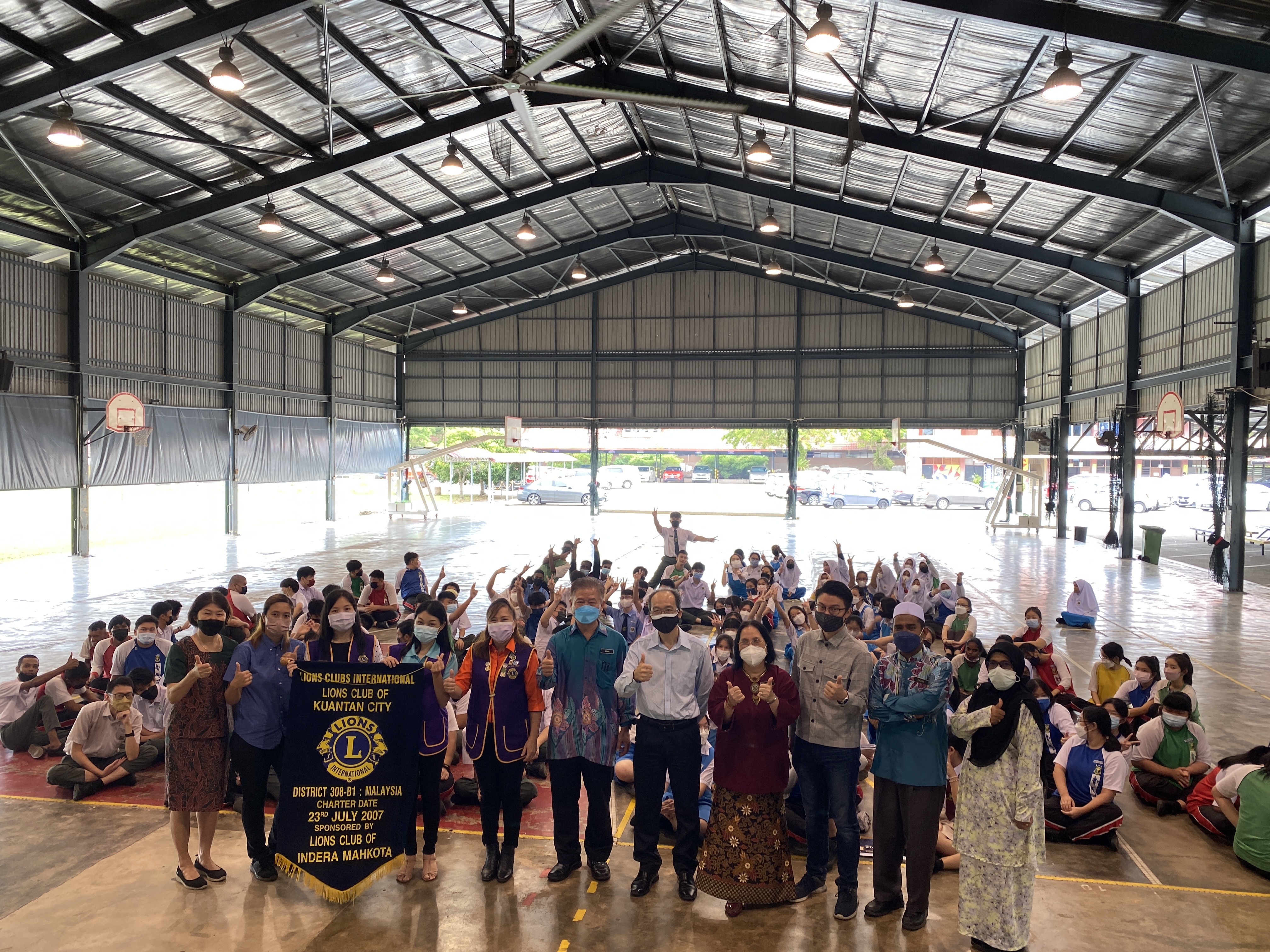 出席的校友，关丹都市獅子成员及校方及同学们合照 1