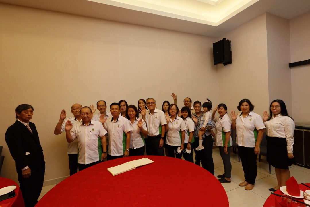 2022-24年度中华中学校友会新届理事在主席冯运国(前排左二)帶领下, 在本会名誉主席 监誓人陈克己同学(前排左一)见证下 集體宣誓就职