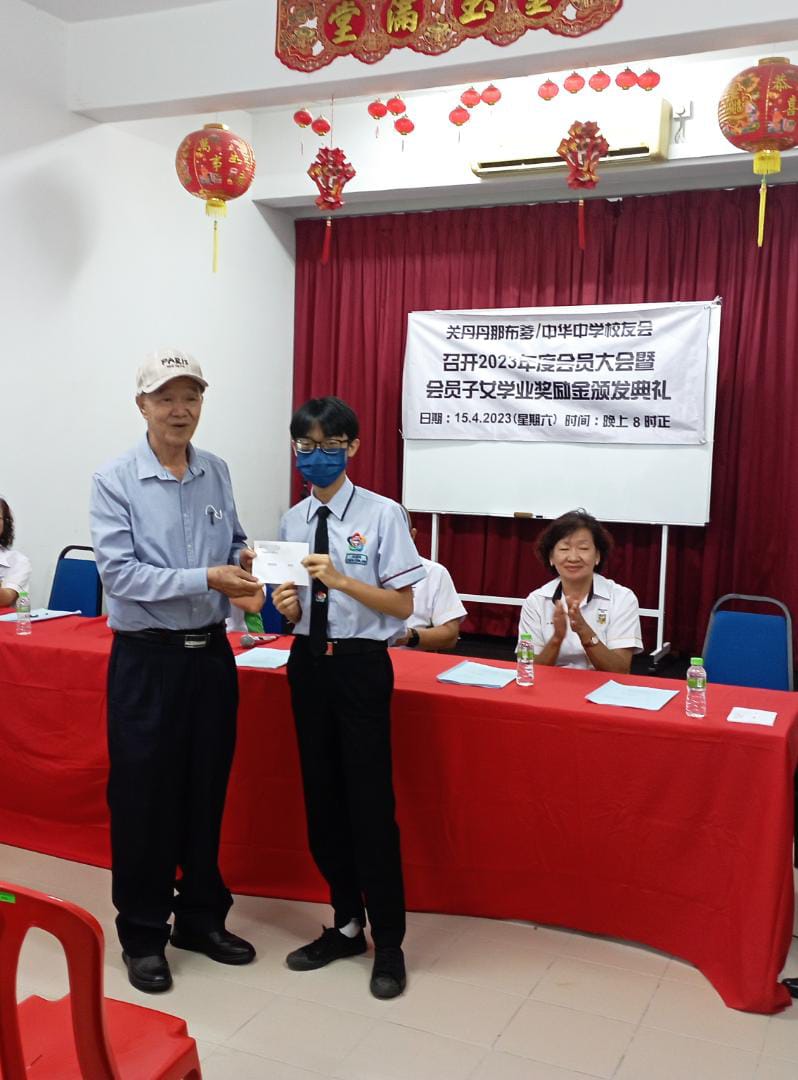 8 家协主席Dato朱颁发奖励金予得奖学生 (2)
