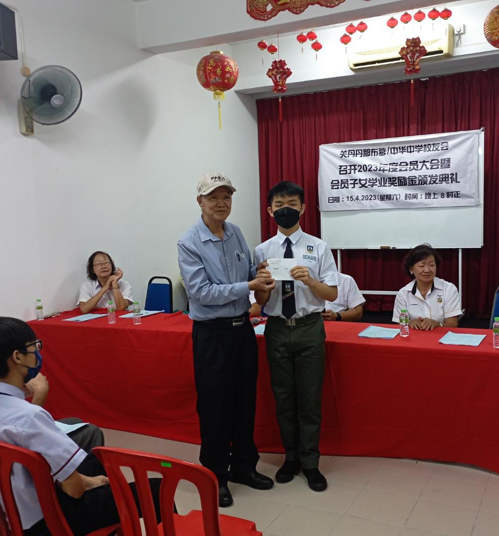 8 家协主席Dato朱颁发奖励金予得奖学生 (3)