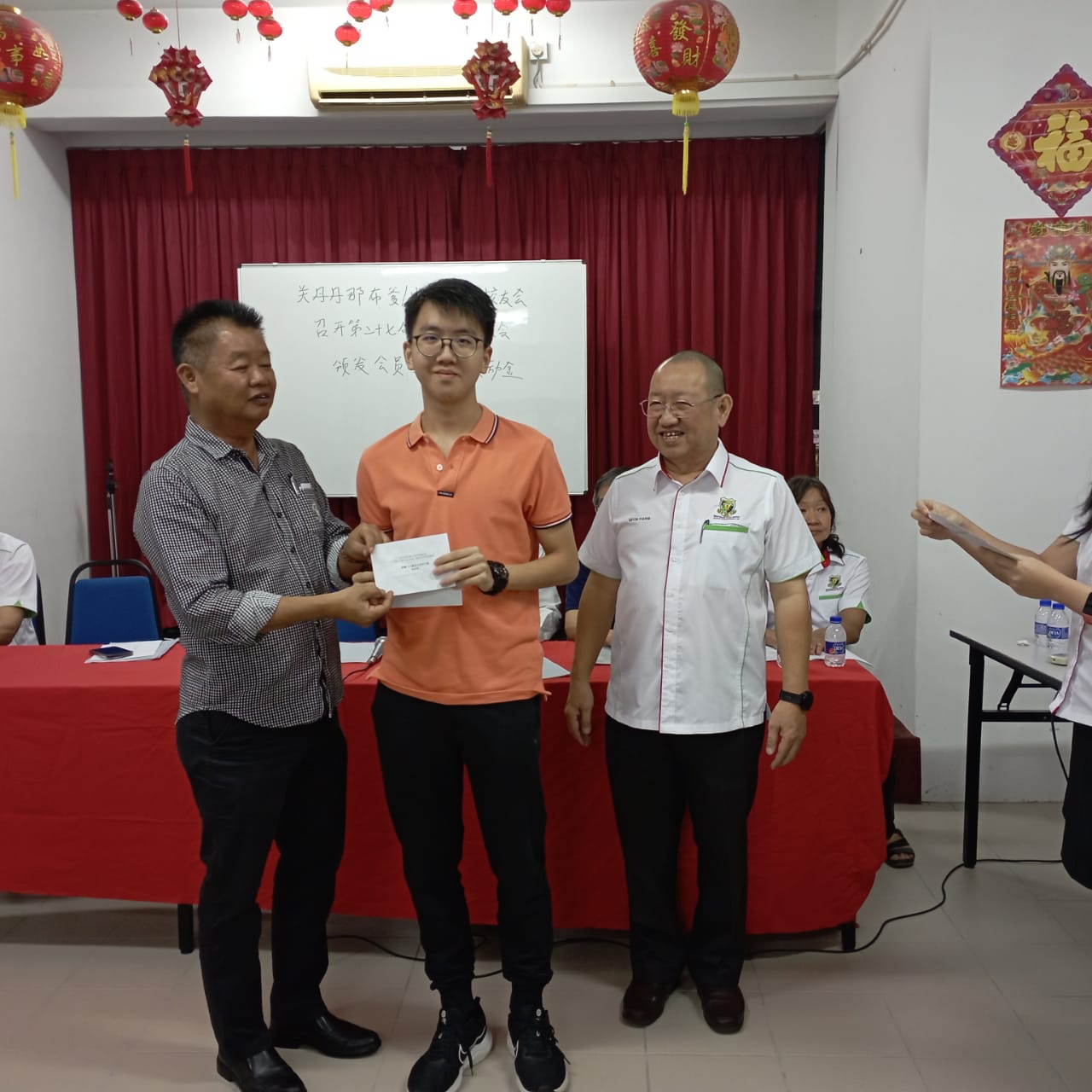 董事长拿督蔡永祥颁发奖励金予得奖学生