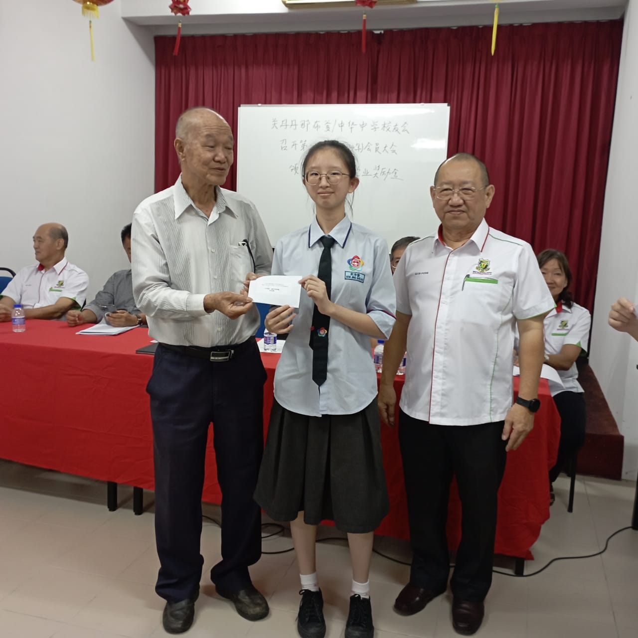 名誉董事长拿督朱源安颁发奖励金予得奖学生 (2)