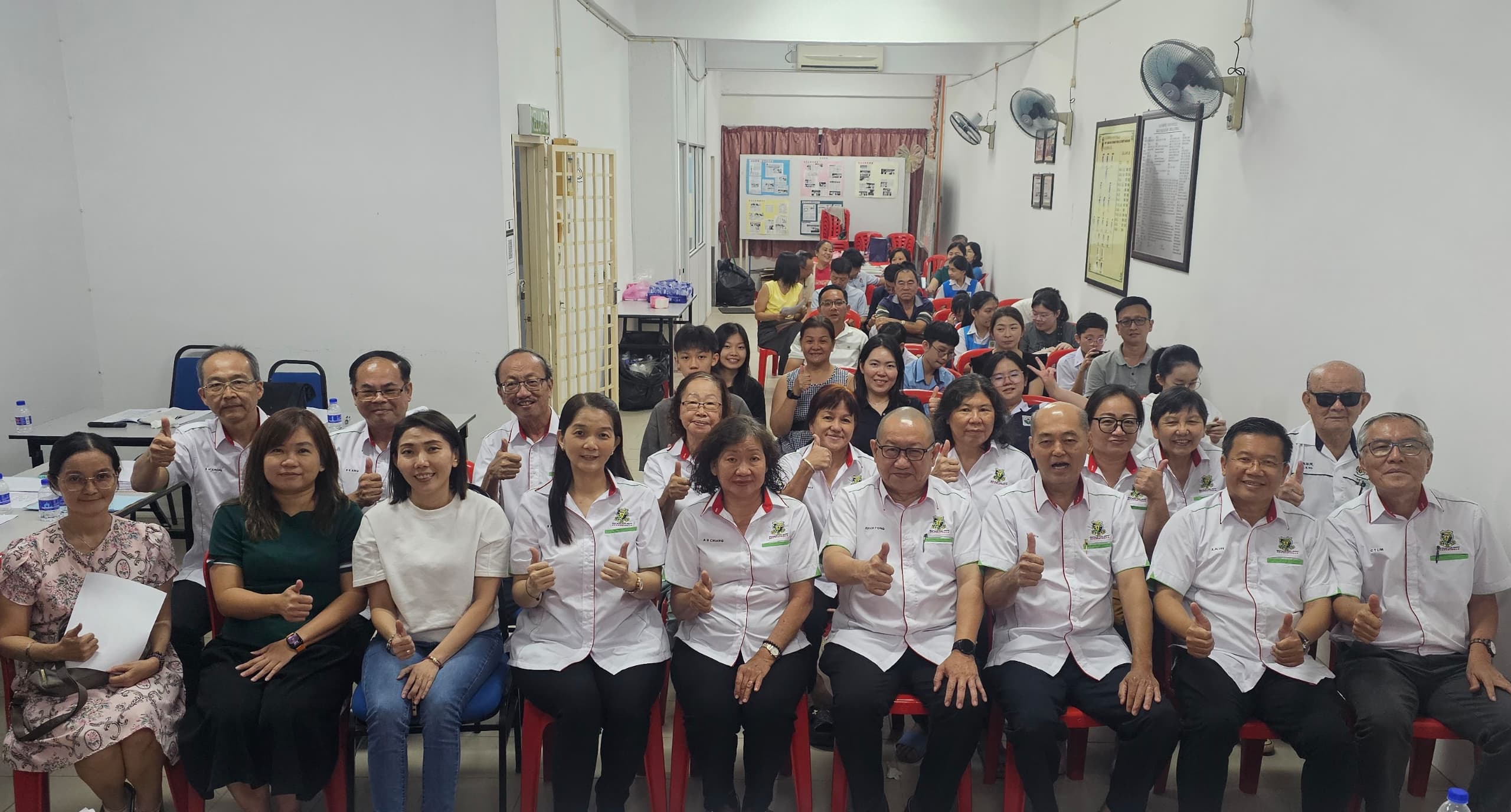 1.2关丹丹那布爹-中华中学校友会新屆理事与出席者大合照。前排左起为朱美惠，梁惠敏，王湘婷，朱淑萍，曾桠枫，馮運國，潘家彪，黎國幸及林进丁