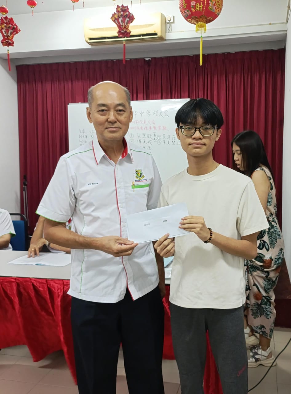 4本會執行顧問潘家彪颁发奖励金予得獎者