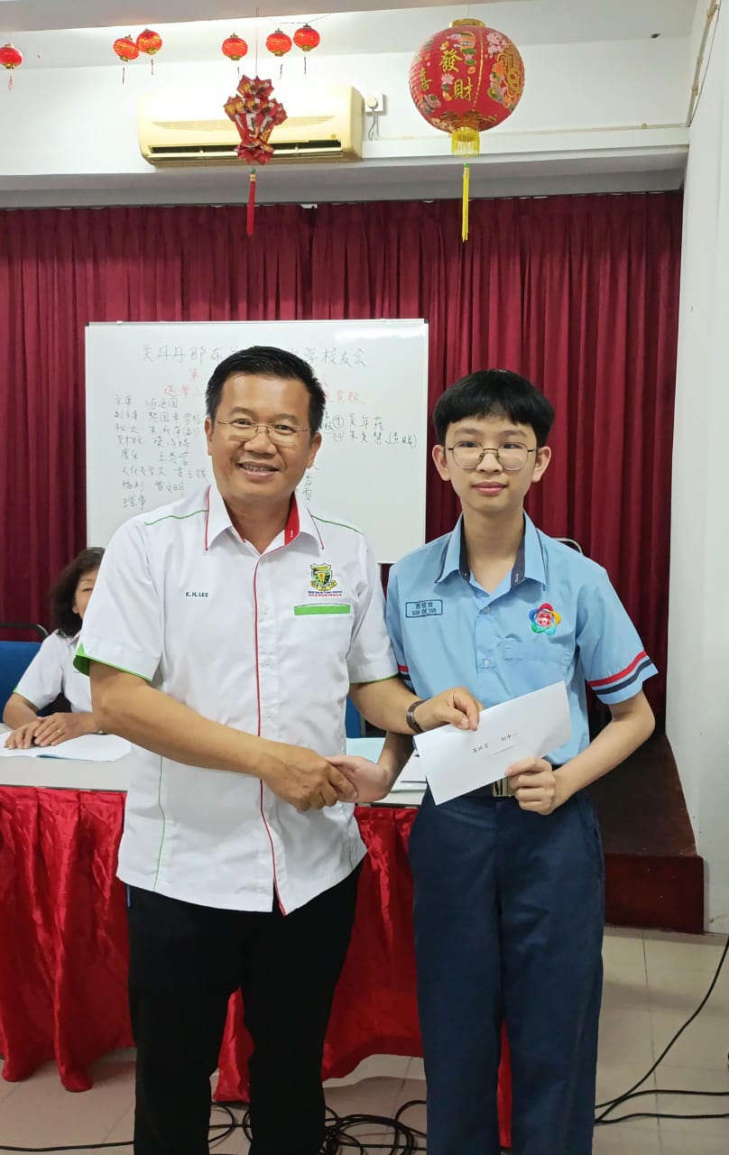 8副主席黎国幸颁发奖励金予得獎者